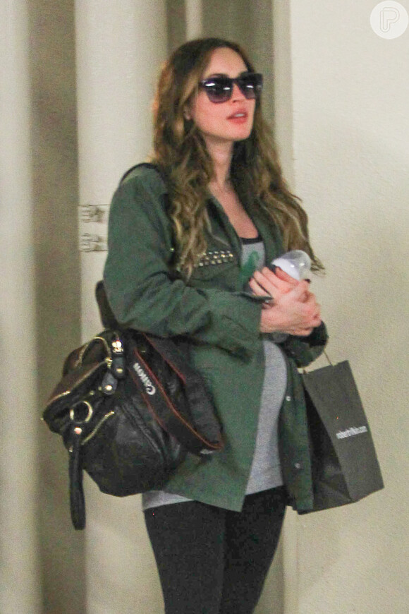 Megan Fox exibe barriga de sete meses de gravidez, em 26 de novembro de 2013