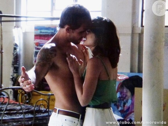 Aline (Vanessa Giácomo) se torna amante de Ninho (Juliano Cazarré) e o leva para morar com ela e César (Antonio Fagundes) na casa de campo, em 'Amor à Vida'