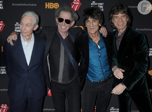 Keith Richards com os demais integrantes da banda Rolling Stones