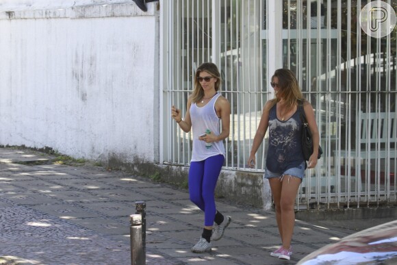 A atriz Grazi Massafera foi vista deixando o restaurante Bibi com uma amiga na Barra da Tijuca, Zona Oeste do Rio de Janeiro, na tarde desta quinta-feira, 28 de novembro de 2013