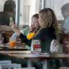 Danielle Winits troca carinhos e mexe no celular com o filho Noah em restaurante