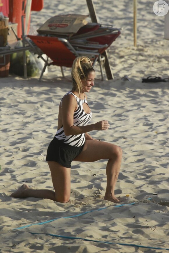 Para isso, a atriz não descuida da rotina de exercícios que inclui atividades na praia