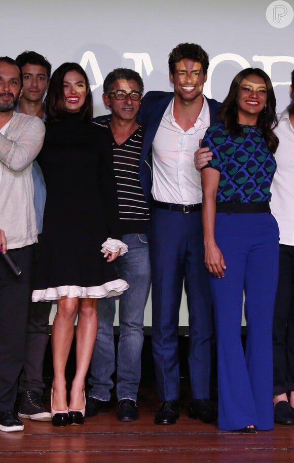 Isis Valverde, Cauã Reymond e Dira Paes posam em foto com o elenco de 'Amores Roubados'