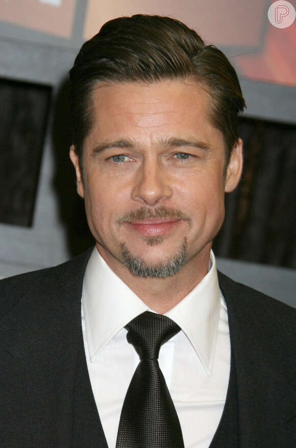 Brad Pitt apareceu com penteado de galã: fios escuros para trás e discretamente repartidos para o lado, no 'Annual Critic's Choice Awards', na Califórnia, em 8 de janeiro de 2009