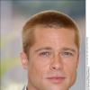 Brad Pitt posou com cabelos loiros e raspados na sessão de fotos do filme 'Troy', no Festival de Cannes de 2004, em maio