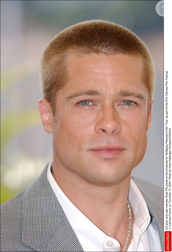 Brad Pitt posou com cabelos loiros e raspados na sessão de fotos do filme 'Troy', no Festival de Cannes de 2004, em maio
