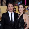Brad Pitt foi com cabelos longos e barba discreta ao 18º 'Screen Actors Guild' (SAG), acompanhado de sua mulher, Angelina Jolie. O evento aconteceu no Shrine Auditorium, no dia 29 de janeiro de 2012