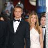 Brad Pitt, ainda casado com Jennifer Aniston, compareceu ao festival de Cannes de 2004 com cabelos loiros e raspados