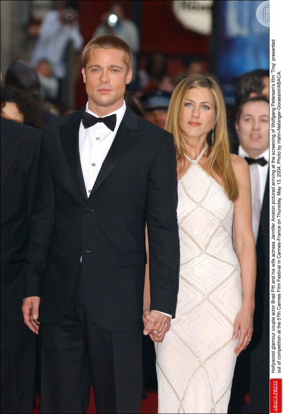 Brad Pitt, ainda casado com Jennifer Aniston, compareceu ao festival de Cannes de 2004 com cabelos loiros e raspados