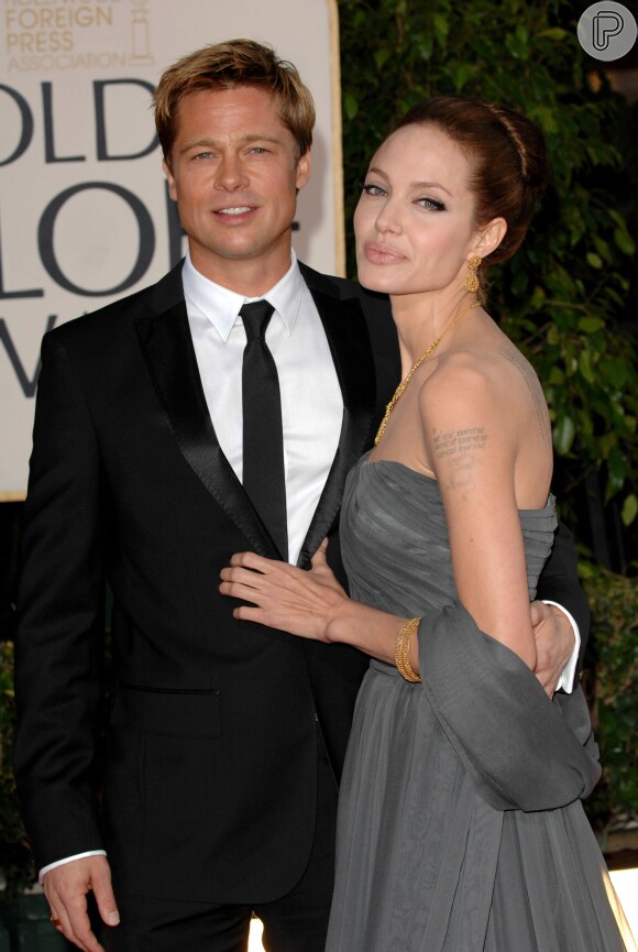 Angelina Jolie e Brad Pitt posaram no tapete vermelho da 64ª Annual Golden Globe Awards, realizada no hotel Beverly Hilton, em Los Angeles, no dia 15 de janeiro de 2007. O ator exibiu um novo visual no evento