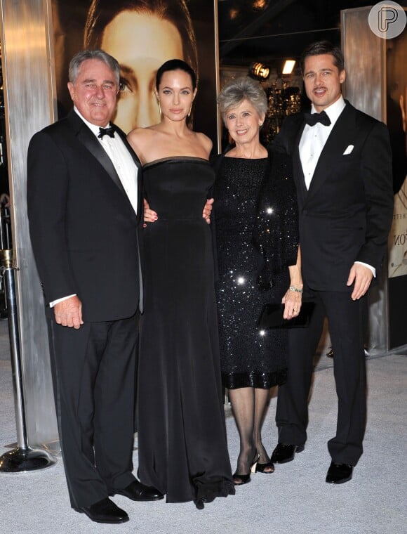Brad Pitt e Angelina Jolie chegaram com Bill e Jane Pitt, os pais de Brad, para a estreia de 'O Curioso Caso de Benjamin Button', realizada no teatro da Vila do Mann, em Los Angeles, no dia 08 de dezembro de 2008