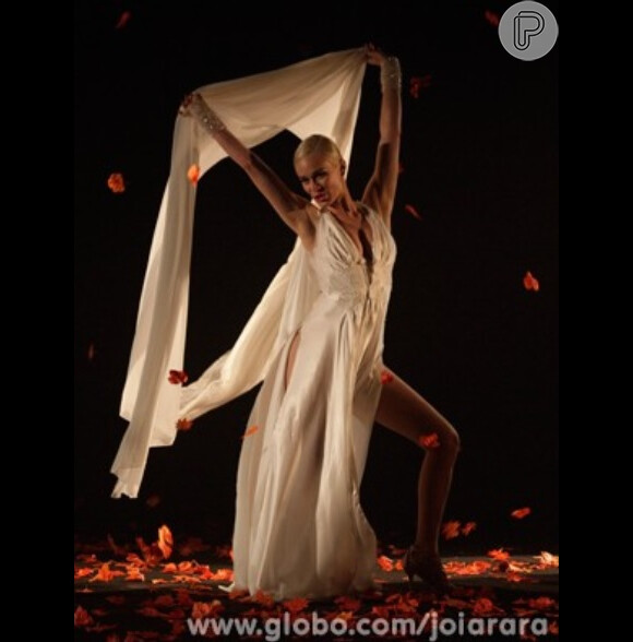 Em nova apresentação, Aurora (Mariana Ximenes) canta 'La Vie en Rose' em 'Joia Rara'