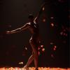 Aurora (Mariana Ximenes) dança em meio a uma chuva de pétalas de rosa, em 'Joia Rara'
