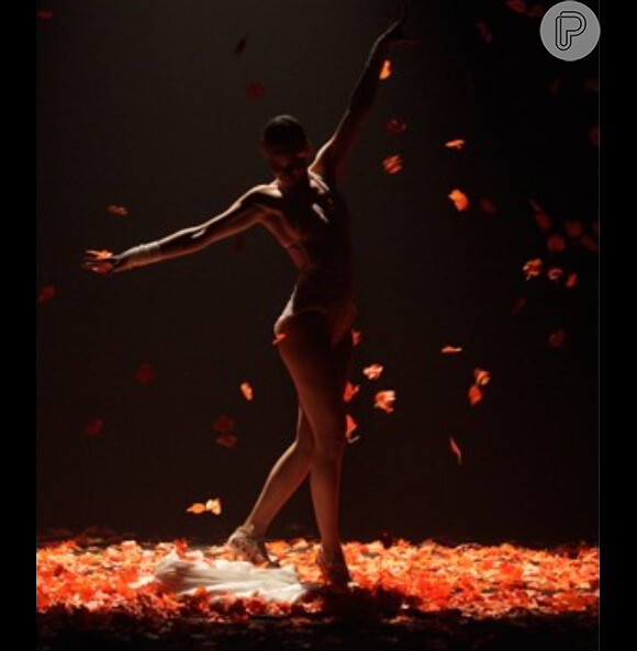 Aurora (Mariana Ximenes) dança em meio a uma chuva de pétalas de rosa, em 'Joia Rara'