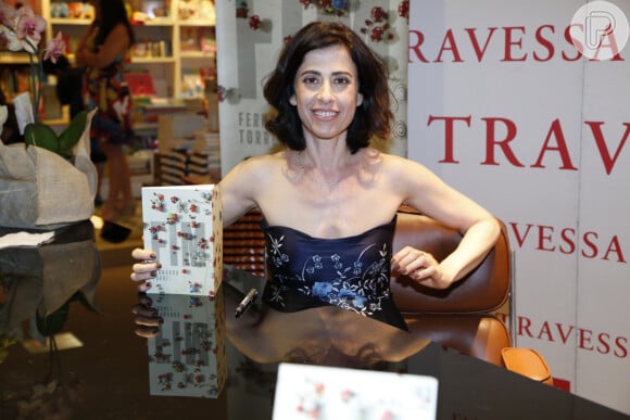 Fernanda Torres posa com o livro, em 29 de novembro de 2013