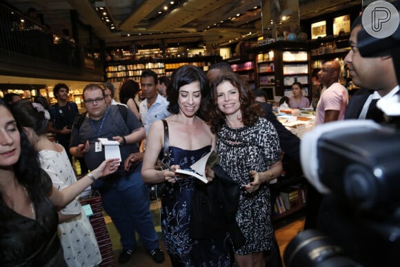 Fernanda Torres e Débora Bloch em noite de lançamento do romance 'Fim', em 29 de novembro de 2013