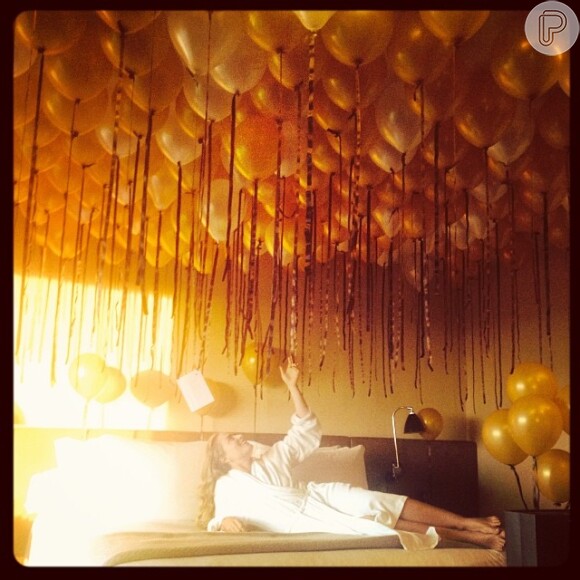 Por causa de seu aniversário, o quarto de Angélica no hotel em que está hospedada foi decorado com bolas