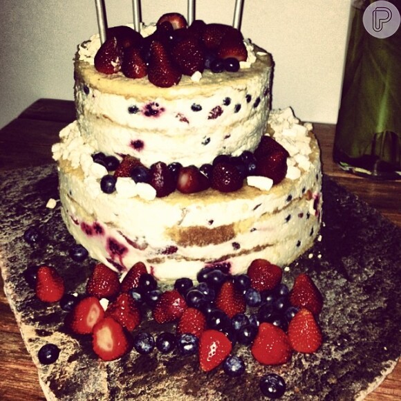 O bolo de aniversário de Angélica foi de frutas vermelhas