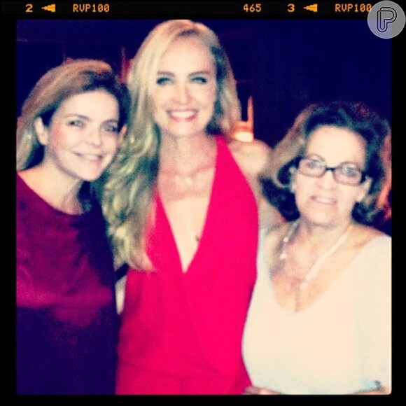 Angélica com a irmã Márcia e a mãe, Angelina, em sua festa de 40 anos