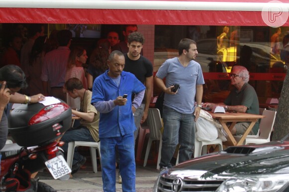 Cauã Reymond é flagrado saindo de restaurante carioca