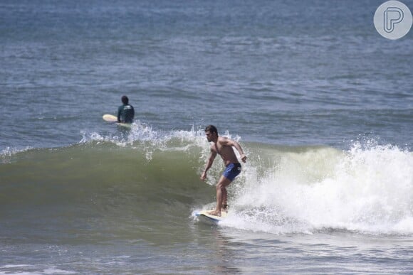Juliano Cazarré mostra habilidade no surfe