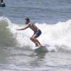 Juliano Cazarré exibe corpo em forma ao surfar no Rio de Janeiro