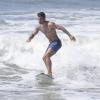 Juliano Cazarré surfa em praia carioca
