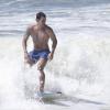 Juliano Cazarré exibe corpo em forma em praia do Rio de Janeiro