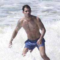 Juliano Cazarré pega ondas em praia carioca e exibe boa forma
