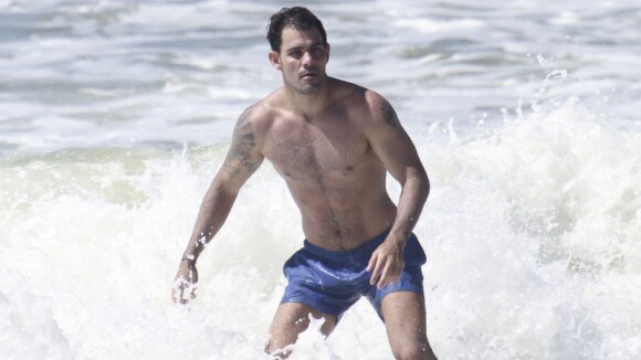 Juliano Cazarré pega ondas em praia carioca e exibe boa forma