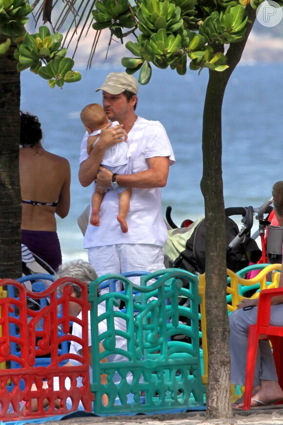 Marcelo Serrado curtiu a tarde desta terça-feira, 3 de dezembro de 2013, na companhia dos filhos gêmeos na praia de Ipanema, Zona Sul do Rio de Janeiro