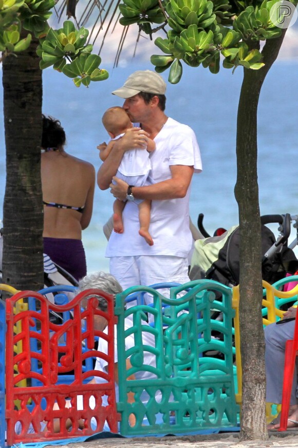 Marcelo Serrado deu beijos em um de seus filhos, em 3 de dezembro de 2013