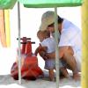 Marcelo Serrado brincou com um dos meninos no parquinho montado na areia, em 3 de dezembro de 2013