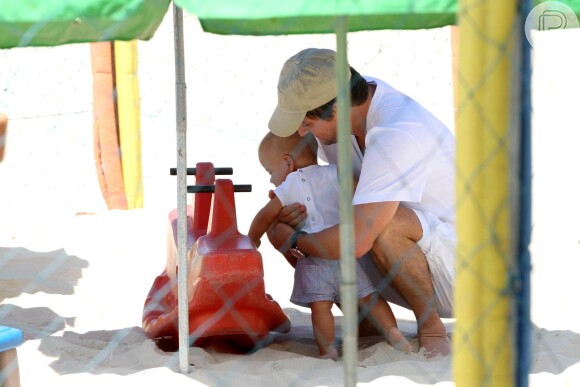 Marcelo Serrado brincou com um dos meninos no parquinho montado na areia, em 3 de dezembro de 2013