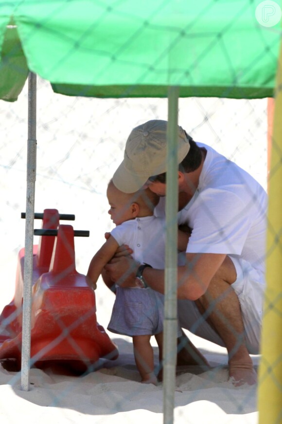 Marcelo Serrado se divertiu com um dos filhos gêmeos, em 3 de dezembro de 2013