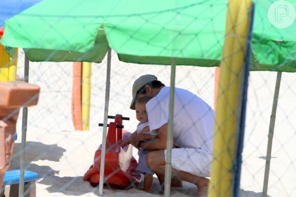 Marcelo Serrado brinca com o filho, nesta terça-feira, 3 de dezembro de 2013, em parquinho na areia da praia de Ipanema, Zona Sul do Rio de Janeiro