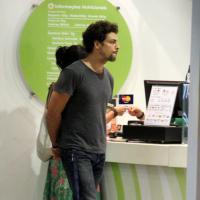 Solteiro, Cauã Reymond passeia em shopping com amigos, no Rio