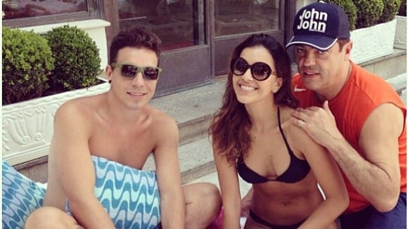 Mariana Rios curte último dia do ano em piscina de hotel com o noivo, Di Ferrero
