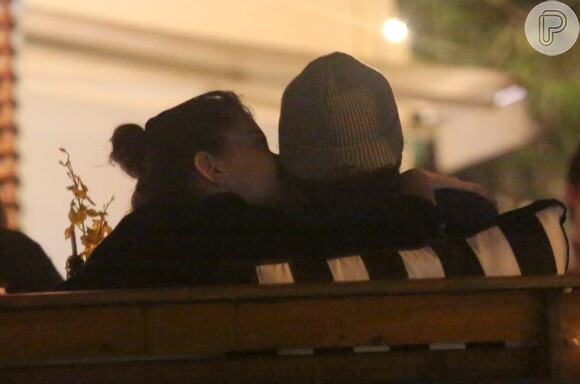 Alinne beija o namorado, com quem está há mais de uma ano