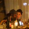Alinne e Mauro jantam em um restaurante perto da casa do cineasta, em Ipanema, na Zona Sul do Rio de Janeiro