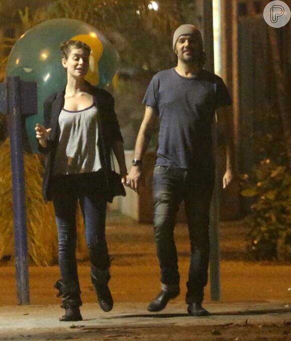 Alinne Moraes exibe a barriguinha de quatro meses de gestação durante caminhada com o namorado Mauro Lima, no Rio de Janeiro