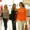 Fiorella Mattheis, Thaila Ayala e Débora Nascimento circulam em shopping do Rio (Foto: Daniel Delmiro)