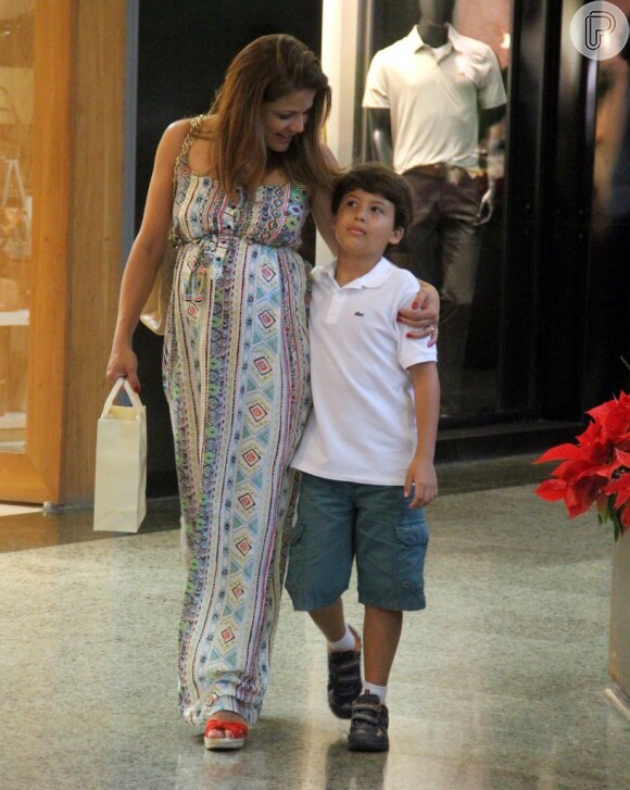 Nivea Stelmann durante passeio com o filho Miguel, em 5 de dezembro de 2013