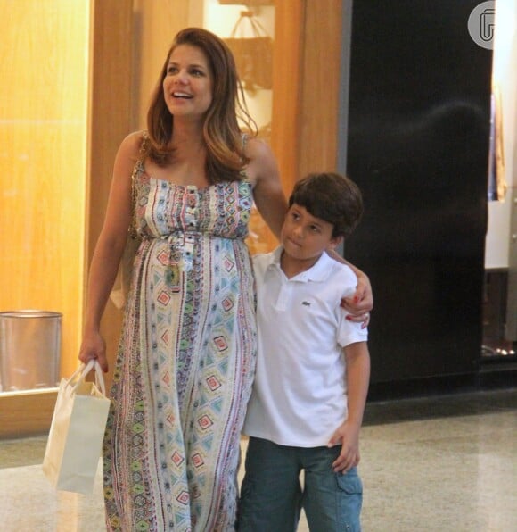 Nivea Stelmann escolheu um vestido larguinho para o passeio com o filho, em 5 de dezembro de 2013