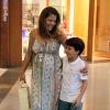 Nivea Stelmann se divertiu com o filho, durante passeio no Shopping Rio Design Barra, no Rio, em 5 de dezembro de 2013