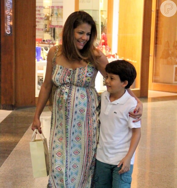 Nivea Stelmann se divertiu com o filho, durante passeio no Shopping Rio Design Barra, no Rio, em 5 de dezembro de 2013