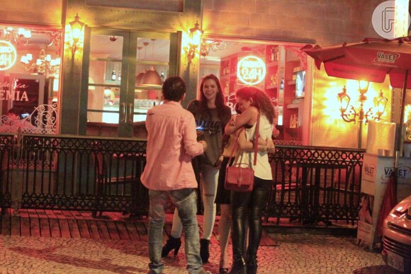 Bruna Marquezine janta no restaurante Paris 6 com Roberta Almeida e Camilla Camargo