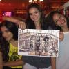 Bruna Marquezine, Camilla Camargo e Roberta Almeida posam juntas no restaurante Paris 6, no Rio, em 5 de dezembro de 2013