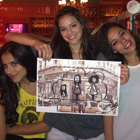 Bruna Marquezine, Camilla Camargo e Roberta Almeida posam juntas no restaurante Paris 6, no Rio, em 5 de dezembro de 2013