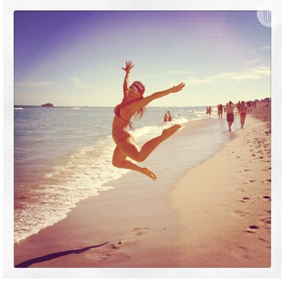 Sabrina Sato dá salto em praia de Miami. A foto da apresentadora foi publicada no Instagram, em 28 de dezembro de 2012